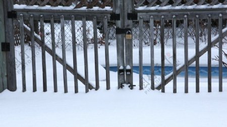 冬季下雪天雪地里锁着的大门实拍视频