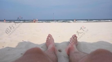 实拍沙滩上休闲度假的男子视频素材