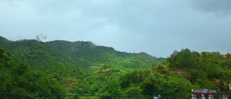 翠绿的山脉风景图