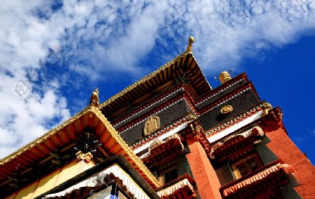 蓝天西藏寺院屋檐一角