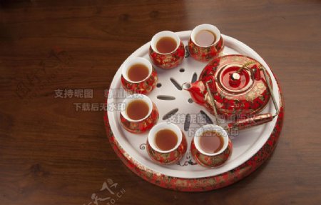 红色圆形陶瓷茶具