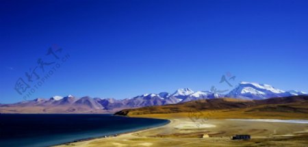 西藏山峦湖泊蓝天