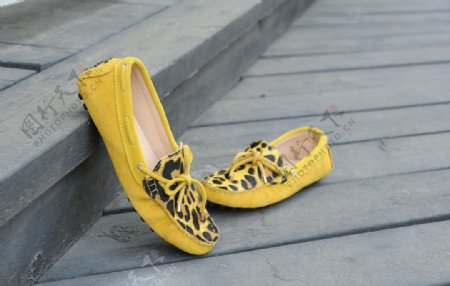 黄色女式豆豆皮鞋