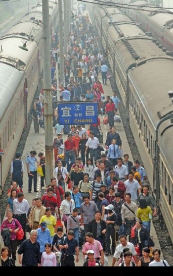 黄金周接近尾声中国铁路迎来返程客流高峰