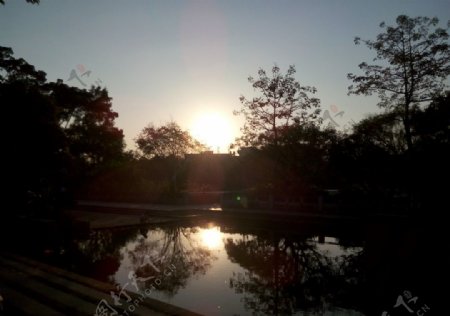 池塘印夕阳