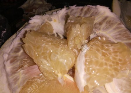 剥皮的柚子