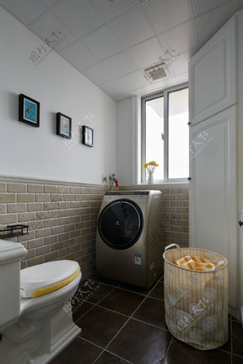 现代褐色格子瓷砖卫生间室内装修效果图