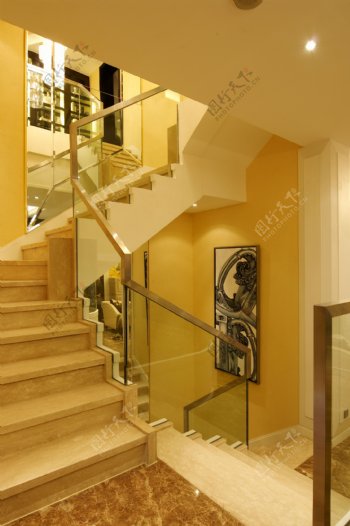 欧式室内黄色墙壁楼梯间装修效果图