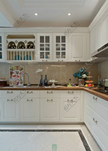 现代时尚奢华厨房白色橱柜装修效果图