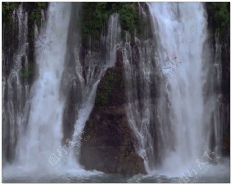 瀑布潺潺动态视频素材