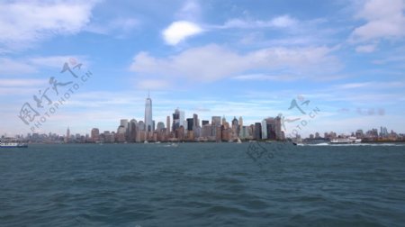 纽约市区的长镜头和过往船只