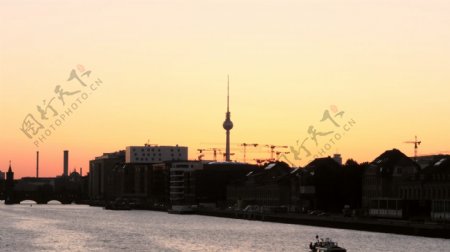 在柏林的地平线的夕阳剪影