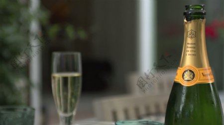 香槟酒瓶和玻璃拉焦点