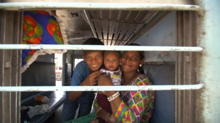 火车上的印度妇女和儿童
