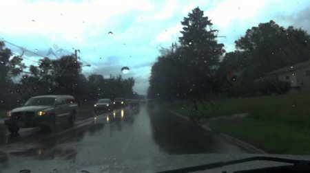 雨中开车