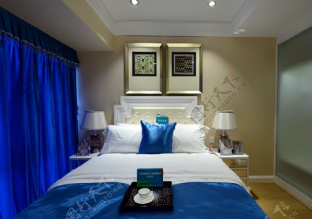 现代时尚卧室宝蓝色抱枕室内装修效果图