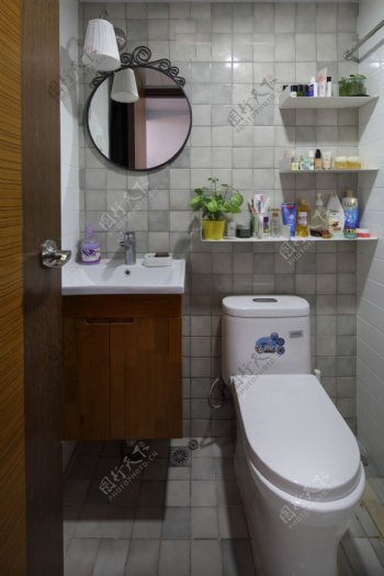 现代时尚浴室白色壁灯室内装修效果图