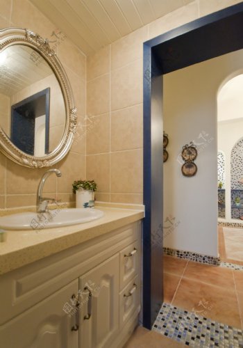 现代时尚浴室黄褐色背景墙室内装修效果图
