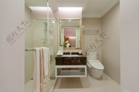 现代时尚浴室浅色背景墙室内装修效果图
