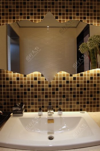 现代小细格子背景墙卫生间室内装修效果图
