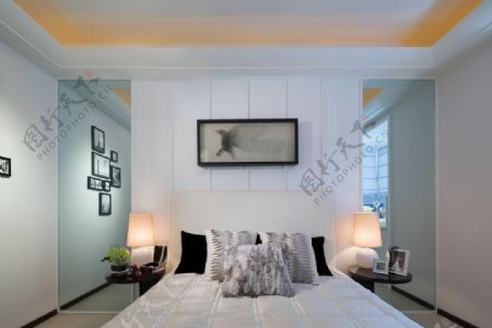 现代时尚清新卧室白色背景墙室内装修效果图