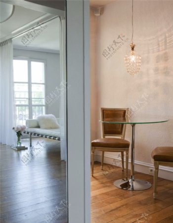 现代时尚客厅白色框玻璃门室内装修效果图