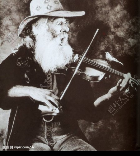 拉小提琴的老人