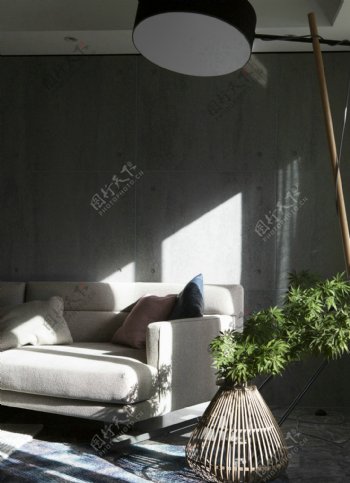 现代极简客厅灰色背景墙室内装修效果图