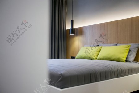 现代时尚卧室木制床头室内装修效果图