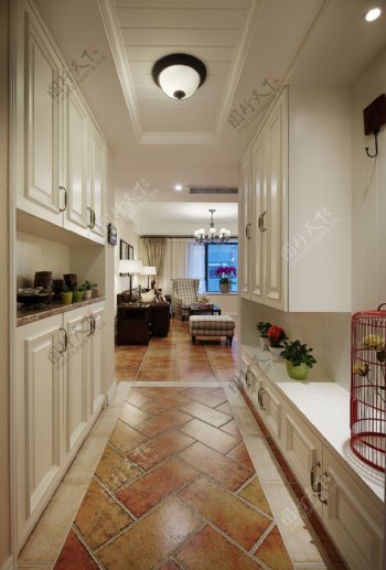 现代简约客厅厨房黄褐色地板室内装修效果图