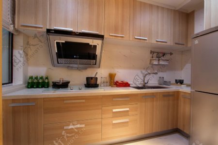 简约厨房木质条纹橱柜装修效果图