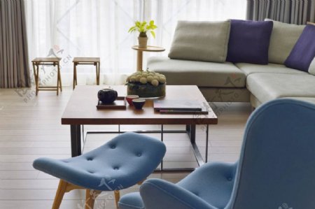 简约客厅蓝色椅子装修效果图