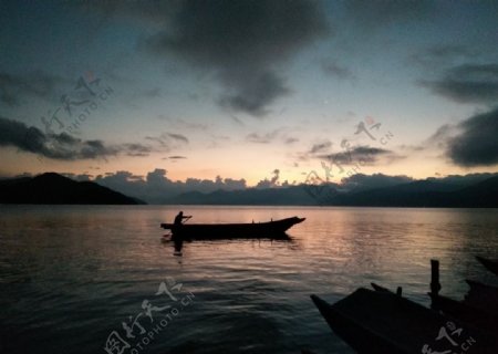 凌晨六点的泸沽湖