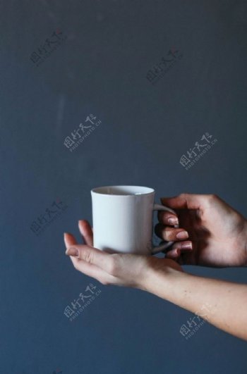 手托咖啡水杯