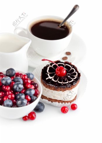蛋糕水果和咖啡