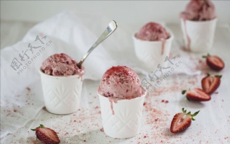草莓冰激凌冰激凌