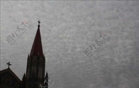 乌云下的教堂