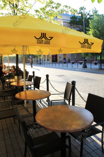 咖啡厅户外黄色遮阳伞增加logo样机