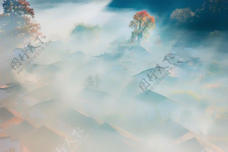 云雾下的小村庄