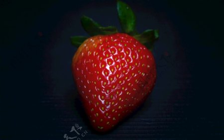 一颗鲜红草莓