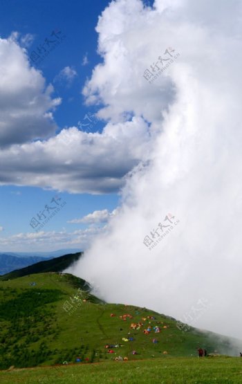 蓝天下的高山风景