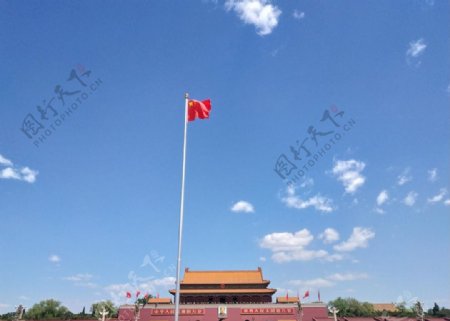 北京天安门前国旗的蓝天白云