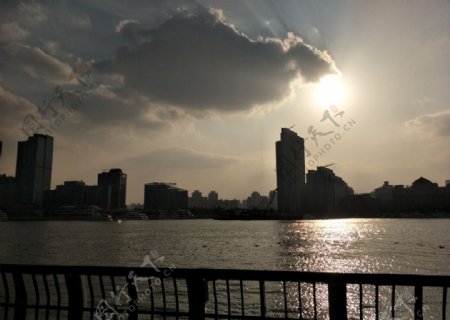 上海大气傍晚江边建筑摄影图
