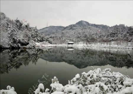 雪后的湖