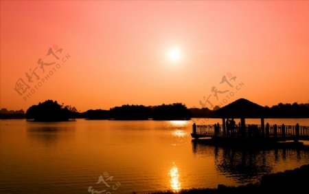 夕阳的湖面
