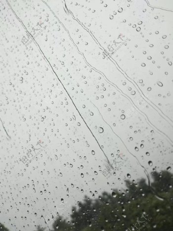 窗户上的雨珠
