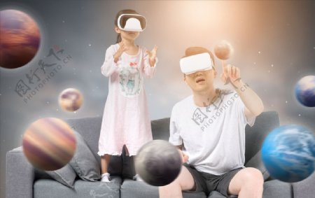 父女一起玩VR眼镜