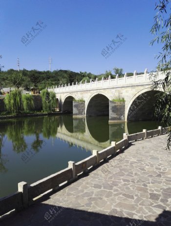 河岸拱桥