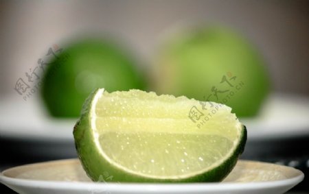切开的绿色酸柠檬图片.jpg