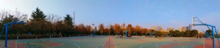 日暮下的篮球场